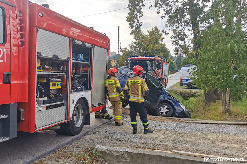 Samochód stoczył się do rowu
