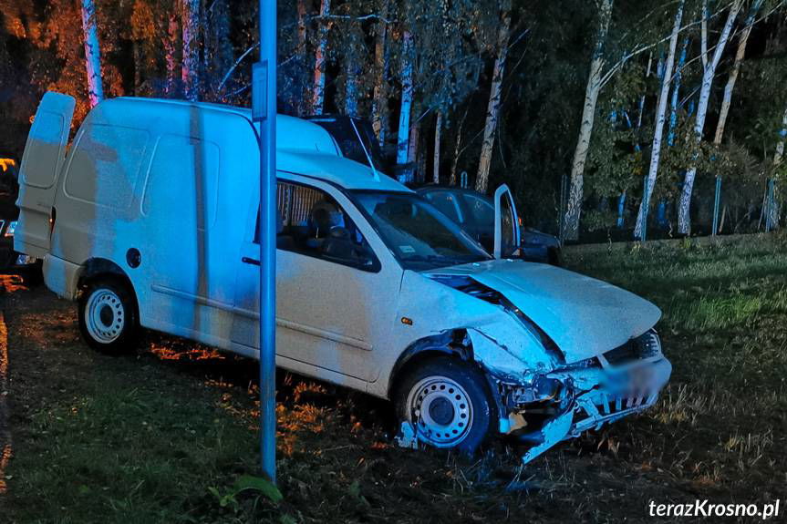 Czołowe zderzenie autobusu z samochodem