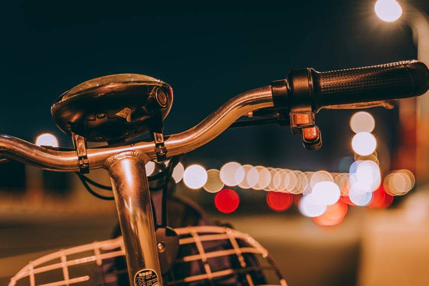 Zderzenie rowerzysty z samochodem w Krośnie