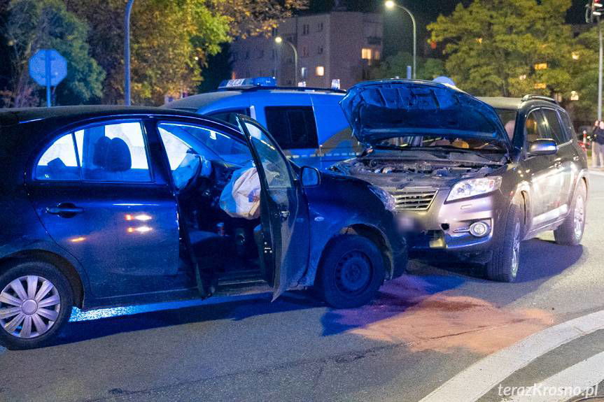 Czołowe zderzenie na skrzyżowaniu