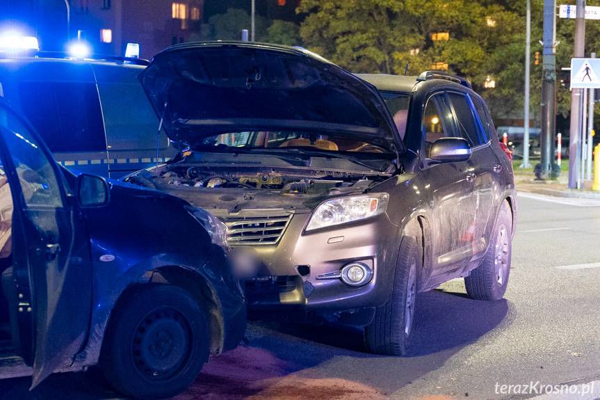 Czołowe zderzenie na skrzyżowaniu