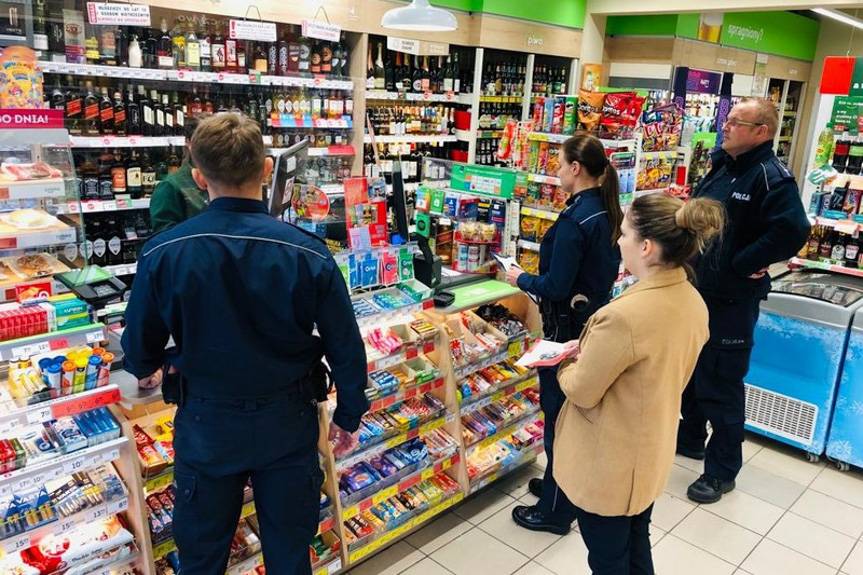 Policjanci i urzędnicy sprawdzali sklepy