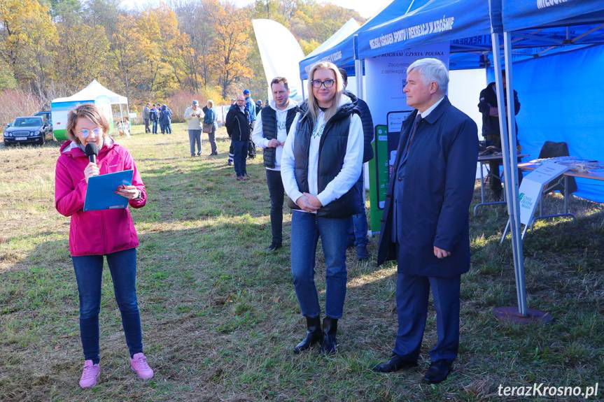 Sprzątali śmieci i sadzili drzewka