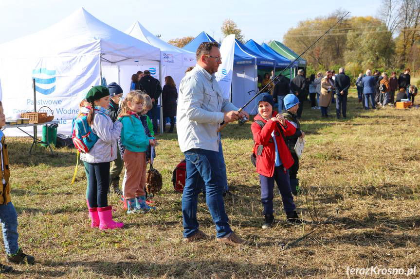 Sprzątali śmieci i sadzili drzewka