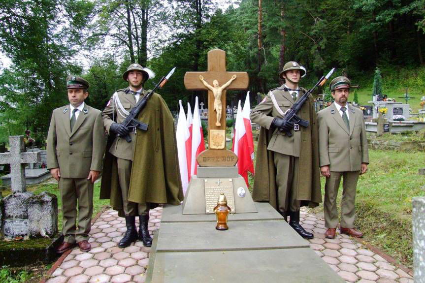 Pamięć o leśnych mogiłach