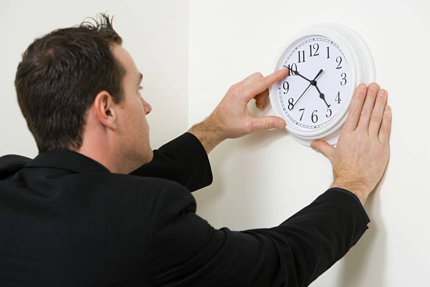 Zmiana czasu na zimowy 2022. Kiedy przestawimy zegarki?