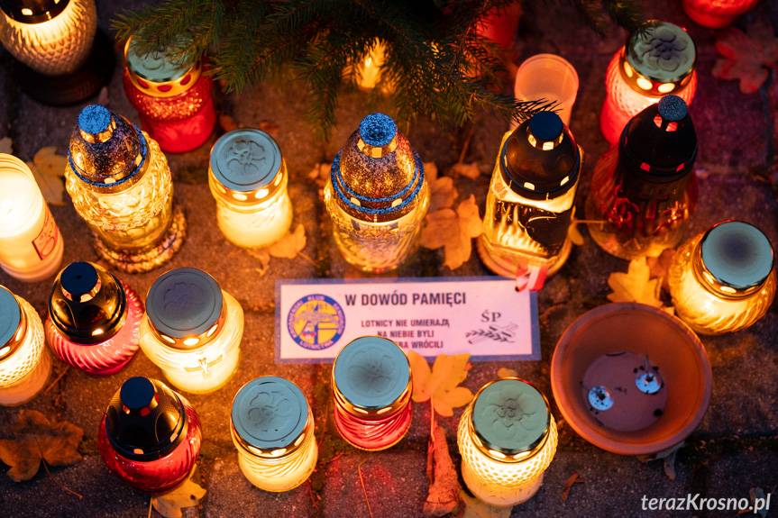 Wszystkich Świętych 2022. Mniej zniczy i kwiatów