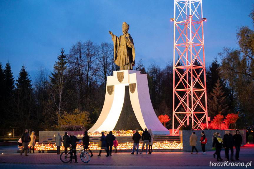 Wszystkich Świętych 2022. Mniej zniczy i kwiatów