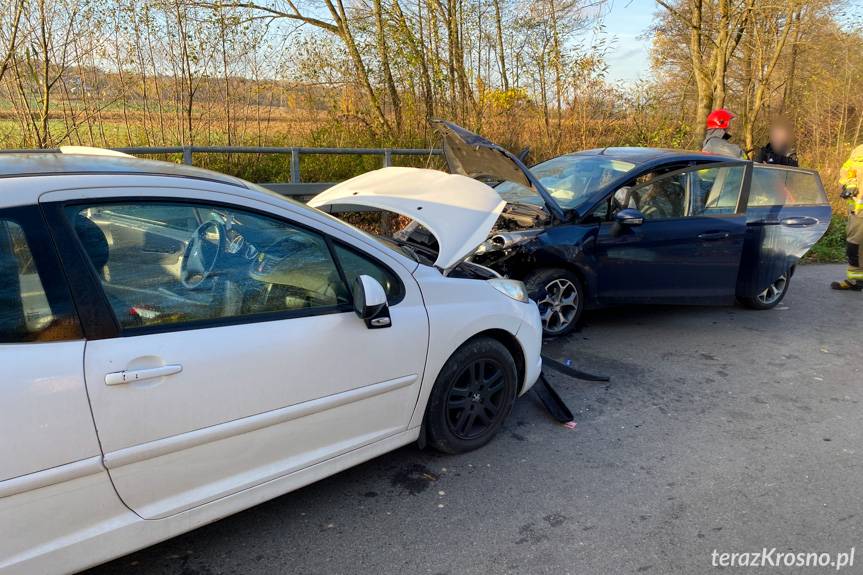 Czołowe zderzenie samochodów w Korczynie