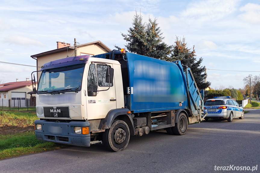 Uderzyła w śmieciarkę