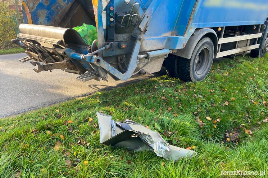 Uderzyła w śmieciarkę
