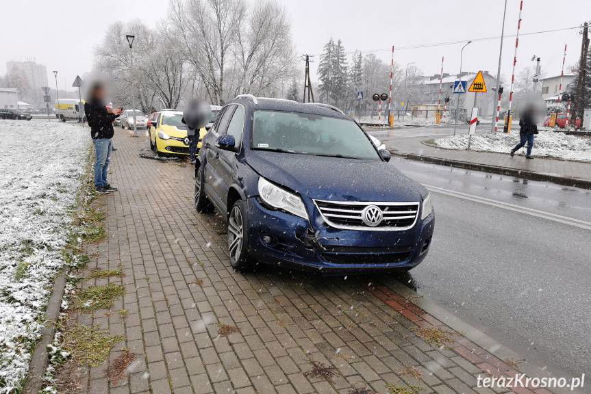 Zderzenie trzech samochodów na skrzyżowaniu w Krośnie