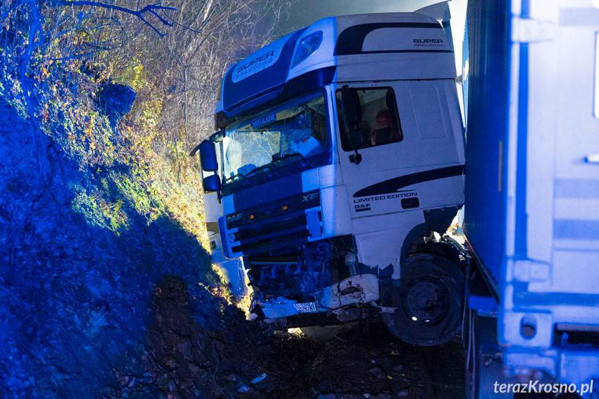 Tir w rowie, zablokowany jeden pas DK19 w Trzcianie