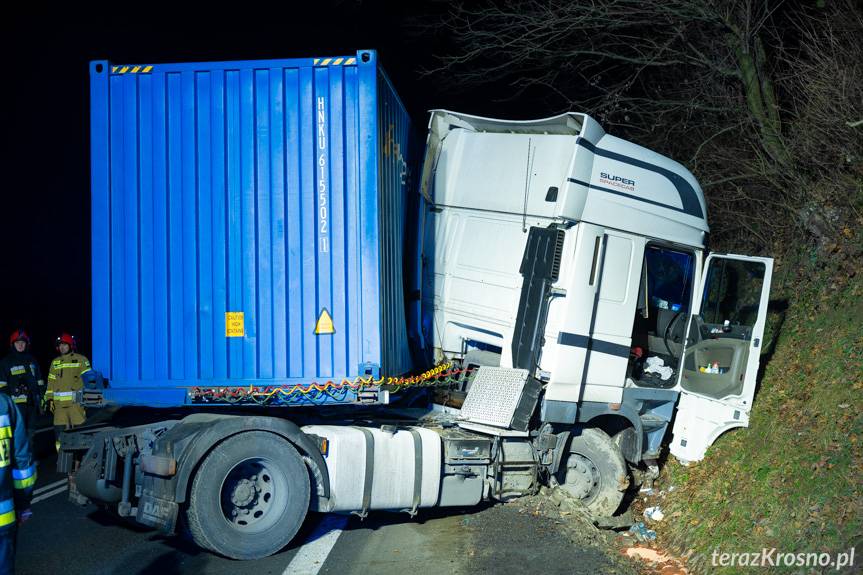 Tir w rowie, zablokowany jeden pas DK19 w Trzcianie