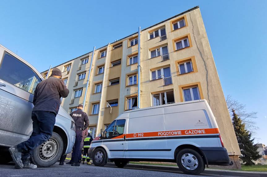 Zwłoki w mieszkaniu i ulatniający się gaz. Ewakuowano mieszkańców