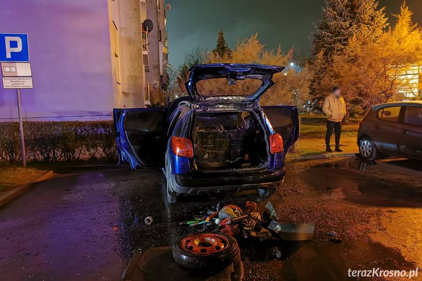 Pożar samochodu na parkingu