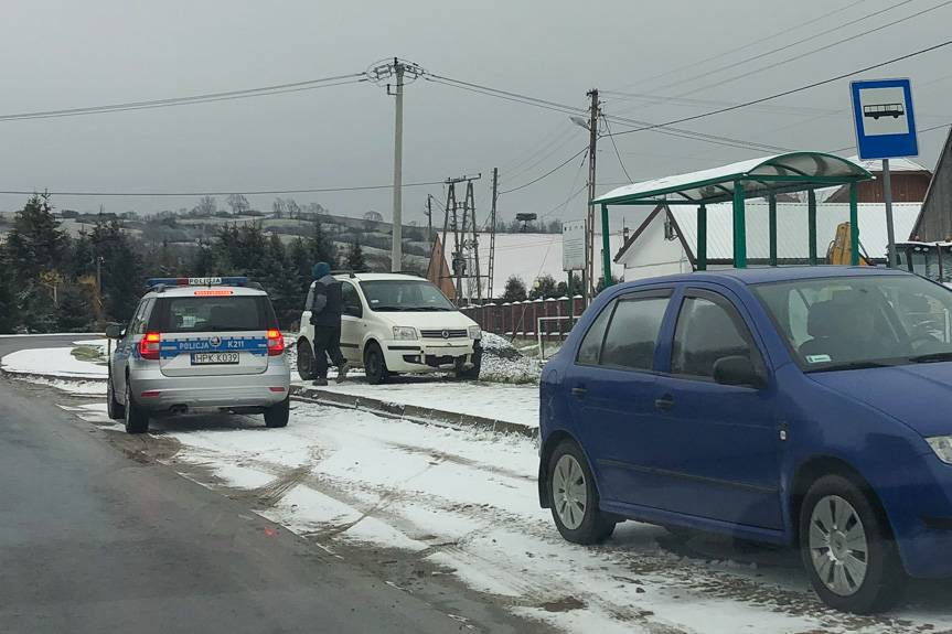 Wjechała w wiatę przystankową