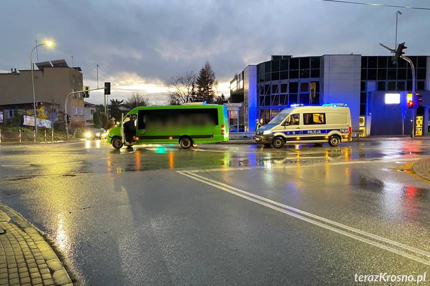 Zignorowała czerwone światło. Kolizja na skrzyżowaniu