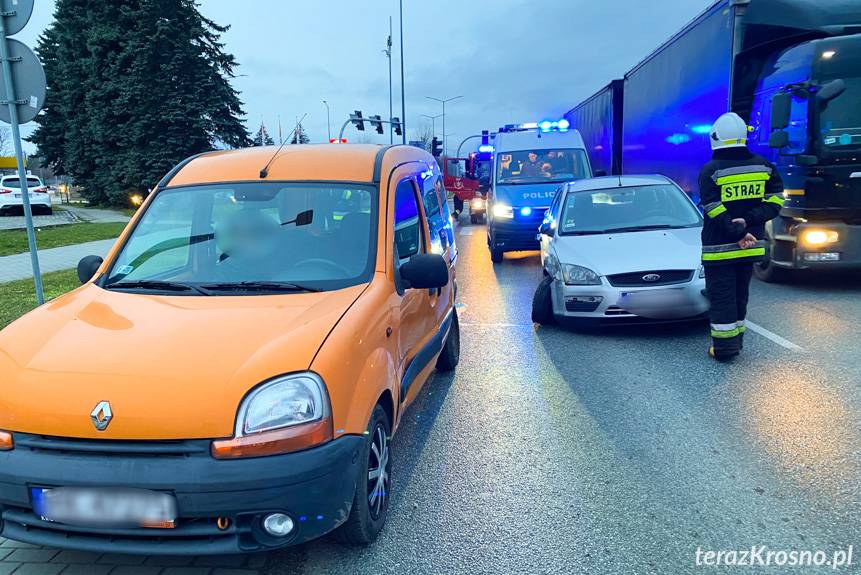 Zderzenie dwóch samochodów na skrzyżowaniu w Krośnie