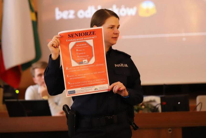 "Razem bezpieczniej”. Policjantka spotkała się z seniorami
