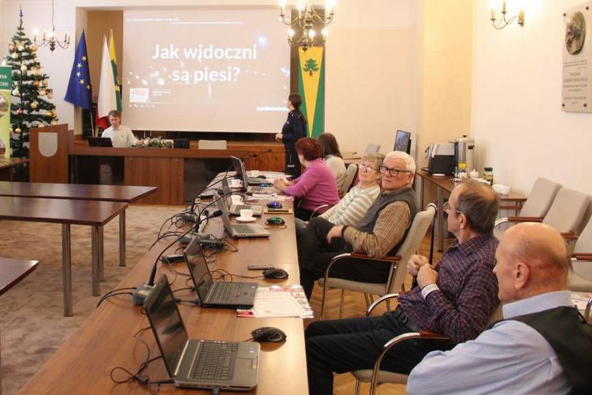 "Razem bezpieczniej”. Policjantka spotkała się z seniorami