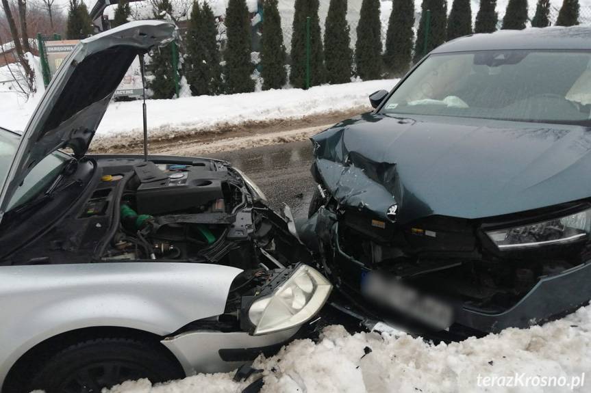 Czołowe zderzenie samochodów w Krościenku Wyżnym