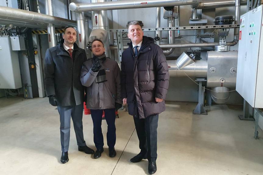 Wiceminister rolnictwa Janusz Kowalski i poseł Piotr Uruski w Elektrociepłowni Krosno