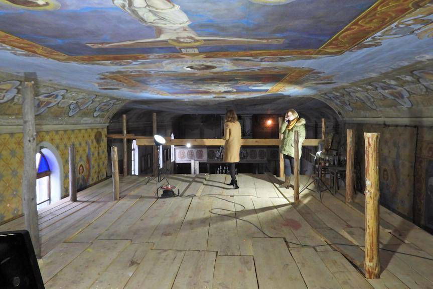 Prace konserwatorskie w kościele w Rogach