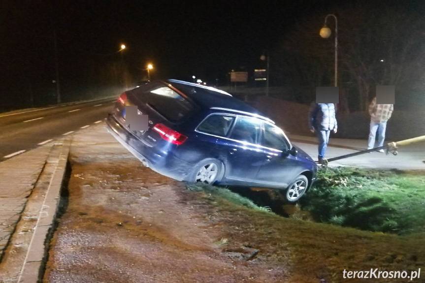 Wjechał audi do rowu