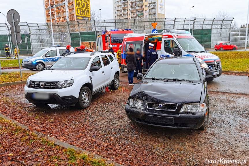 Zderzenie volvo z dacią w Krośnie