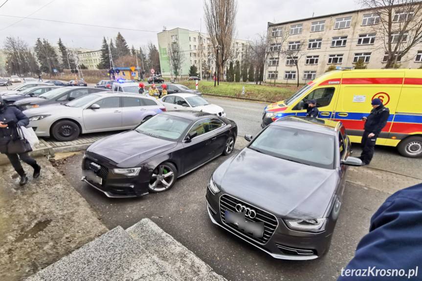 Zderzenie audi z seatem na skrzyżowaniu