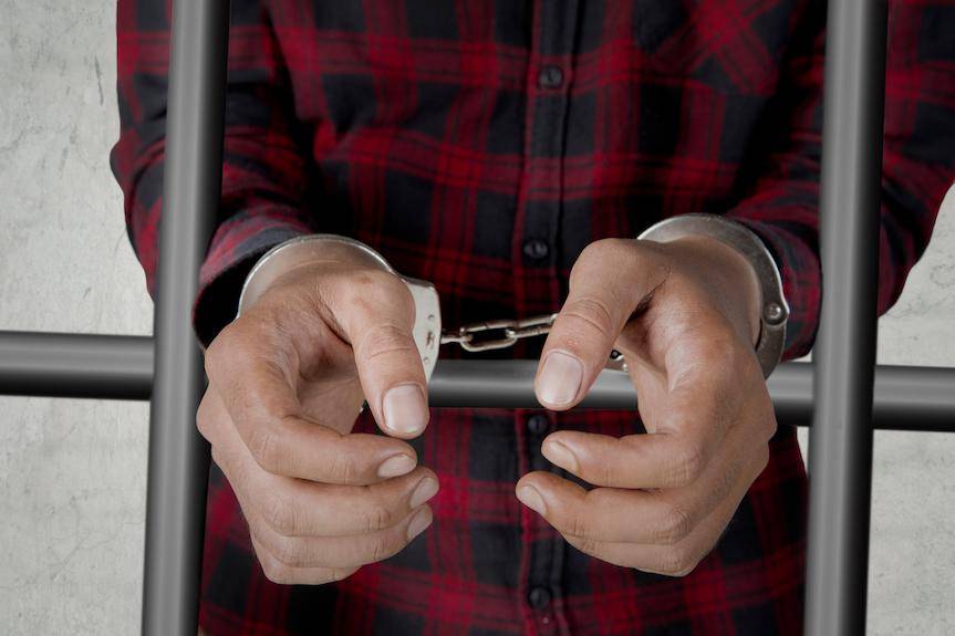 Wymuszenie rozbójnicze w ośrodku zdrowia, agresor oddał mocz w gabinecie