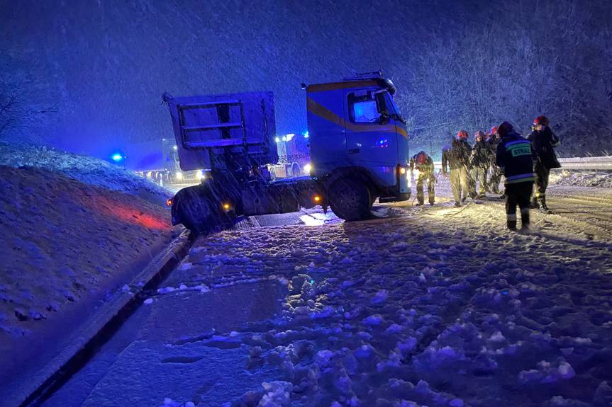 Pracowity poranek dla służb