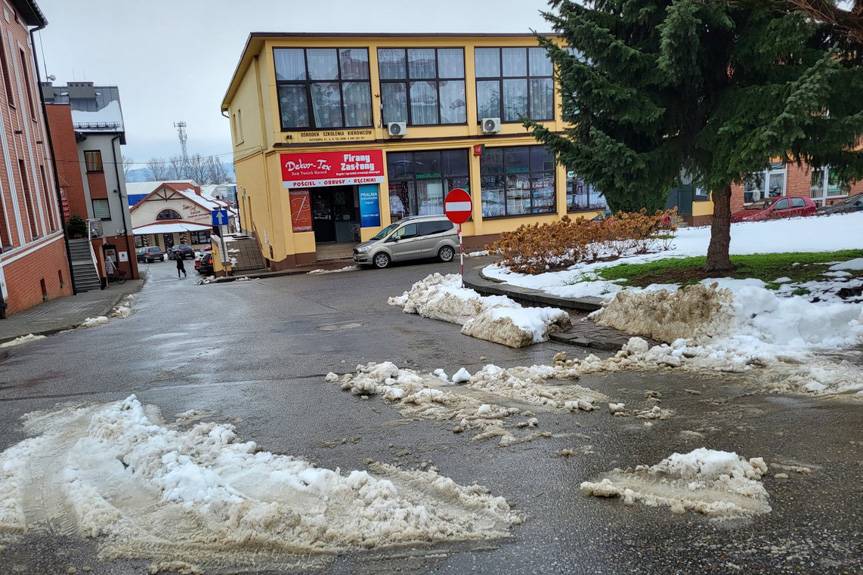 Jedlicze: Jak powinno wyglądać odśnieżanie chodników powiatowych?