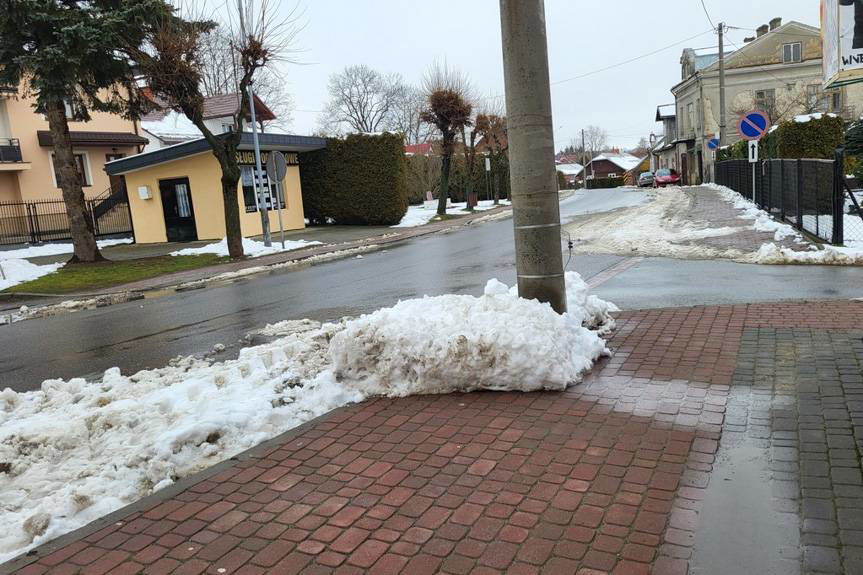 Jedlicze: Jak powinno wyglądać odśnieżanie chodników powiatowych?