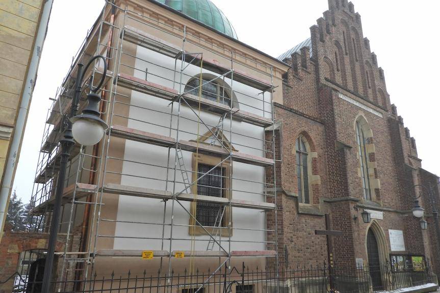 Elewacja kaplicy Oświęcimów w Krośnie odzyskuje blask