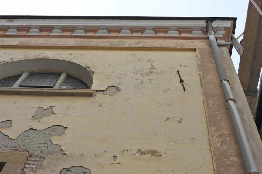 Elewacja kaplicy Oświęcimów w Krośnie odzyskuje blask