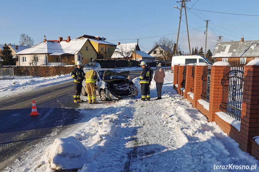 Hyundaiem uderzyła w ogrodzenie