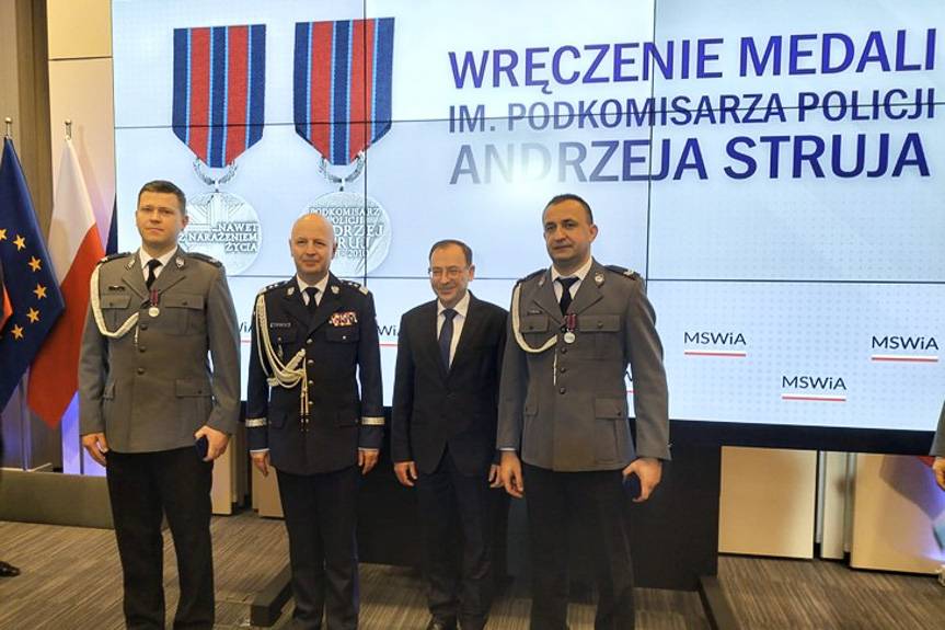 Bohaterowie w mundurach. Sierż. szt. Kamil Gonet i st. sierż. Sławomir Kiełtyka uhonorowani medami