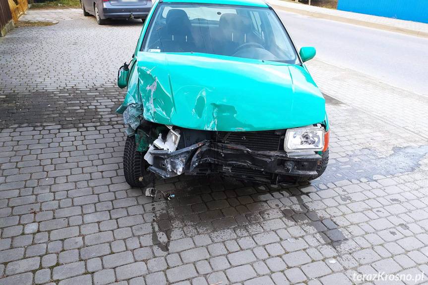 Rozbili auto na ogrodzeniu w Jedliczu