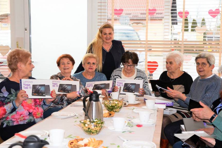 Seniorzy otrzymali tablety