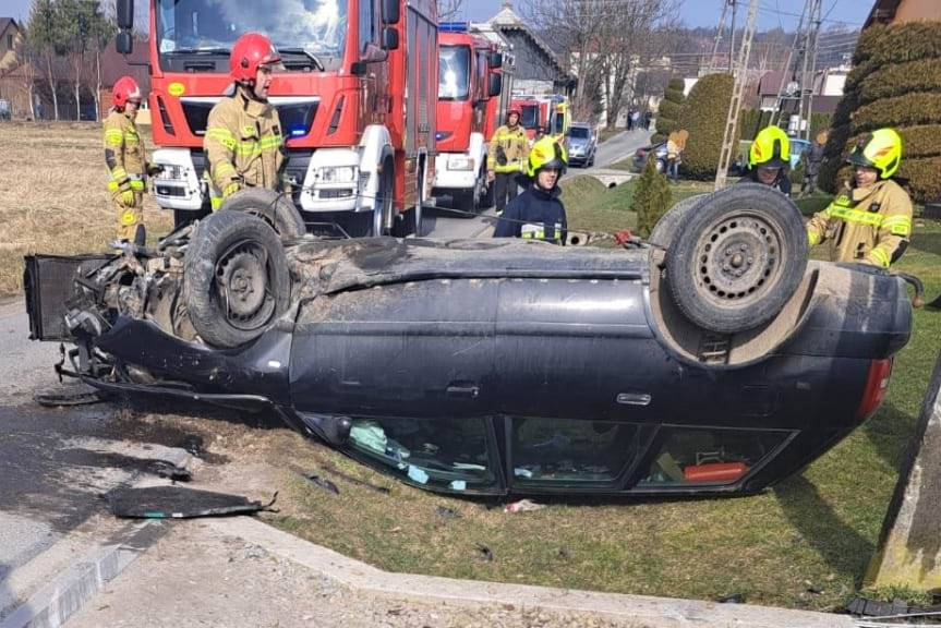 Dachowanie audi w Humniskach. Kierowca uciekł