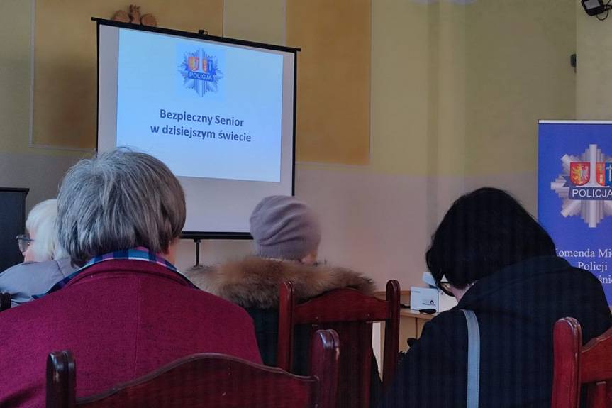 Policjanci debatowali z seniorami w Wojaszówce