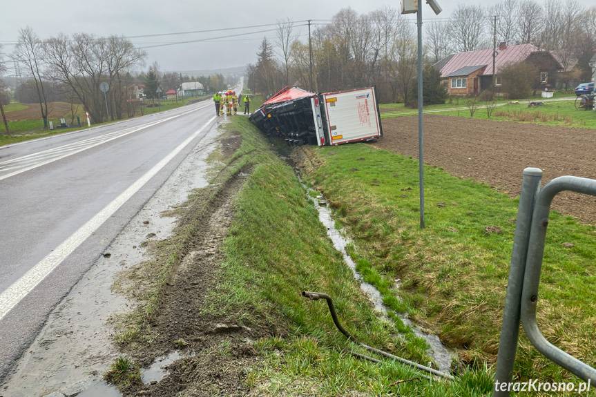 Ciężarówka z lodówkami w rowie