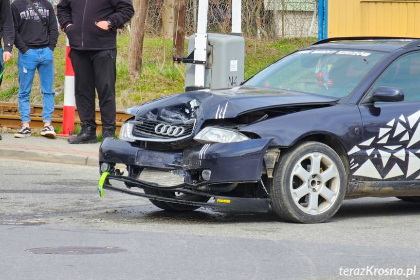 Zderzenie dwóch samochodów na skrzyżowaniu w Krośnie