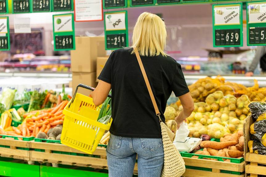 Fatalne dane ze sklepów. Dwucyfrowa drożyzna wciąż się utrzymuje. Ceny biją rekord za rekordem
