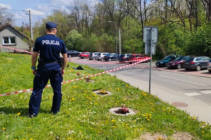 Policjanci zabezpieczają niewybuch przed szkołą