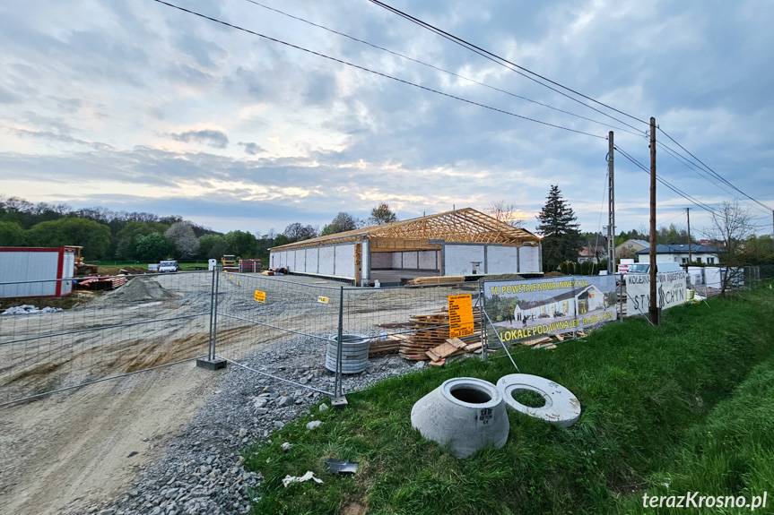 W Ustrobnej trwa budowa nowego sklepu znanej sieci. Kiedy otwarcie?