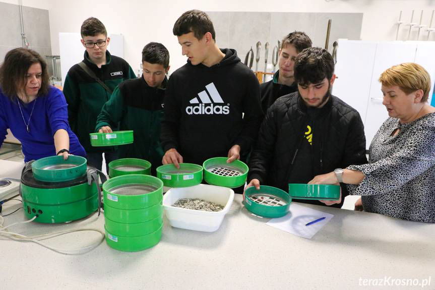 Uczniowie Naftówki na zajęciach w PANS