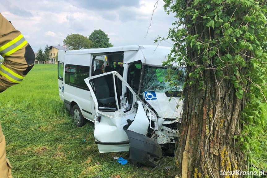 Wypadek w Bziance, uderzył busem w drzewo